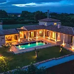 Modern Istrian Lere With Pool, Bbq Lounge & Activities In Sisan