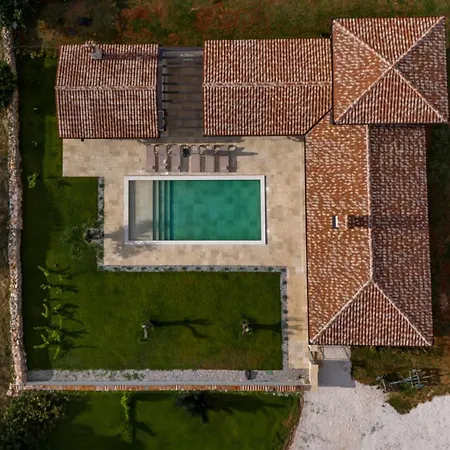 Modern Istrian Lere With Pool, Bbq Lounge & Activities In Sisan *