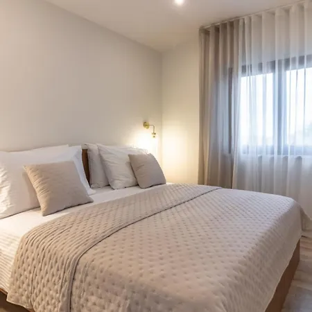 Modern Istrian Lere With Pool, Bbq Lounge & Activities In Sisan *