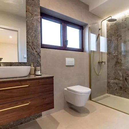 Villa Beautiful Lere With Pool In Liznjan