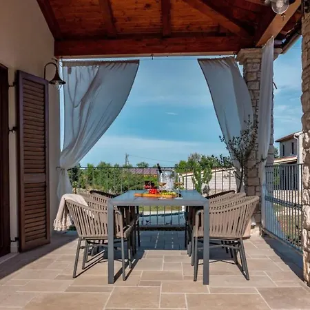 Beautiful Lere With Pool In Villa *