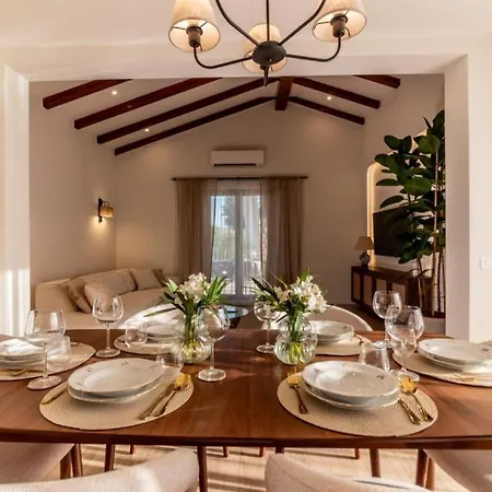 Villa Beautiful Lere With Pool In *