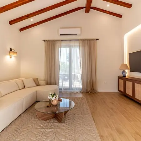 Villa Beautiful Lere With Pool In
