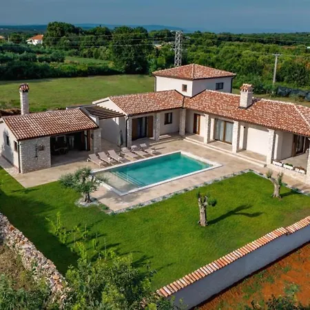 Beautiful Lere With Pool In Villa *