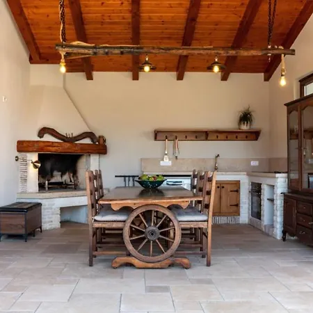 Villa Beautiful Lere With Pool In Liznjan
