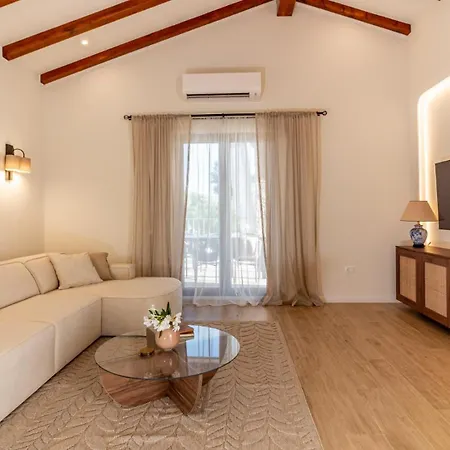 Modern Istrian Lere With Pool, Bbq Lounge & Activities In Sisan Villa Ližnjan